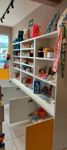 ARMARIO NAVAL MDF BRANCO/AMARELO 300x190x40 PORTAS E PRATELEIRAS APENAS 2 ANOS DE USO...