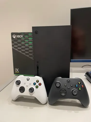 Vendo Xbox séries X (já incluso 2 controles originais)