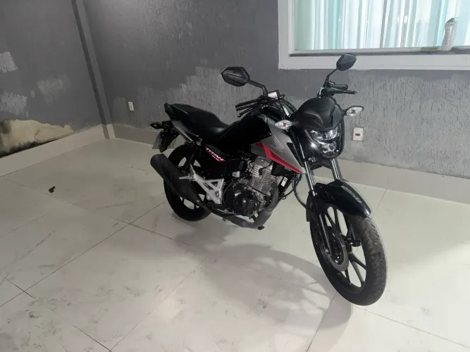 Vendo titan 160 abs ano 2025. Com 7000 kms rodado . Só pegar e transferir ?