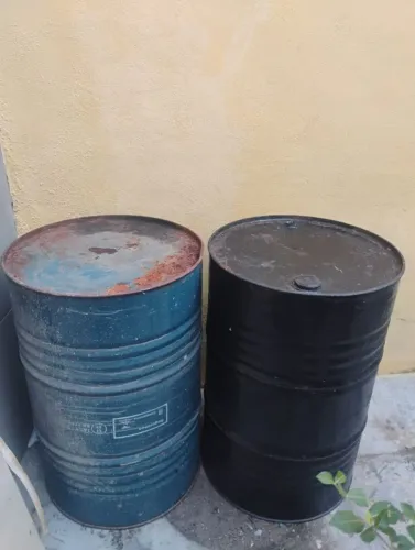 Dois galões de ferro por apenas 100 reais( 50 cada um)