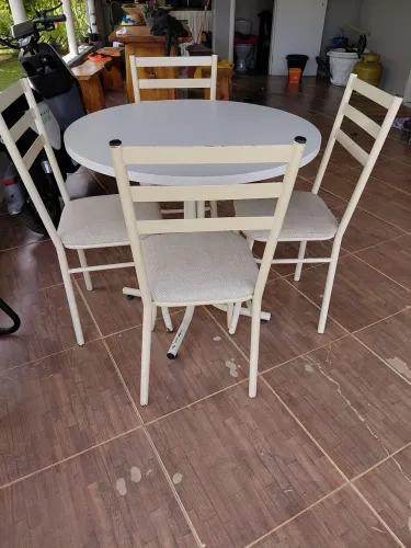 Mesa com 4 cadeiras
