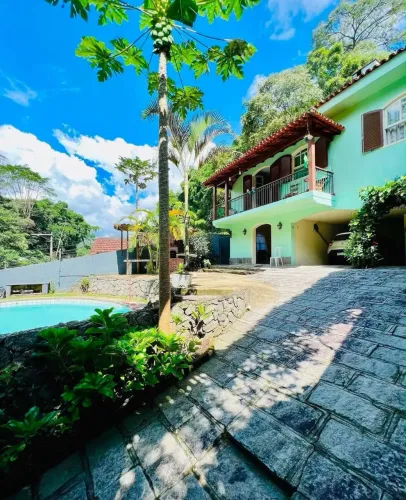 Casa com 273m², 3 quartos (1 suíte), vagas, Bingen, Petrópolis/RJ
