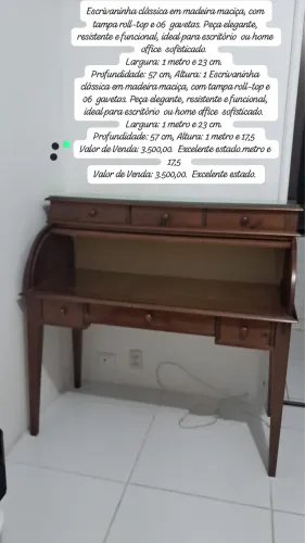 ESCRIVANINHA CLÁSSICA, MADEIRA MACIÇA, COM TAMPA ROLL-TOP E 06 GAVETAS. PEÇA ELEGANTE