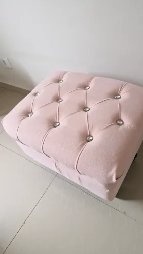 Puff Baú Decorativo Retrô Luiz XV Capitonê Suede Rosa