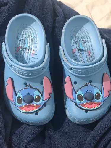 Crocs stitch azul