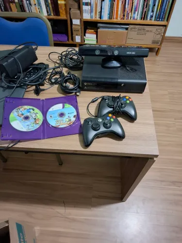 Xbox 360 sim preto+ 2 jogos+ 2 controles+ kinecte obs: uma parte está quebrada mas funcion