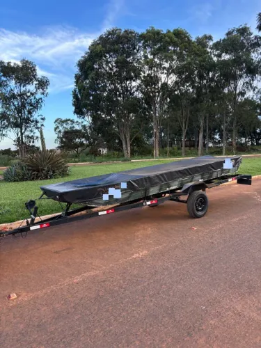 VENDE-SE CANOA 5Metros + CARRETINHA 2023 + MOTOR