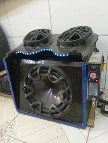 Som automotivo,já vai completo pronto para uso.