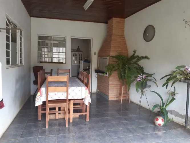 Chácara de 1 Hectare com Casa Ampla e Estrutura Comercial em Piranguinho - MG.
