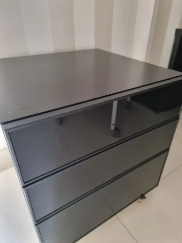 Mesa de cabeceira laka preta <br>
