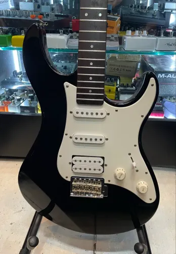 Guitarra Yamaha pacifica muito linda compre um instrumento de qualidade cordas novas