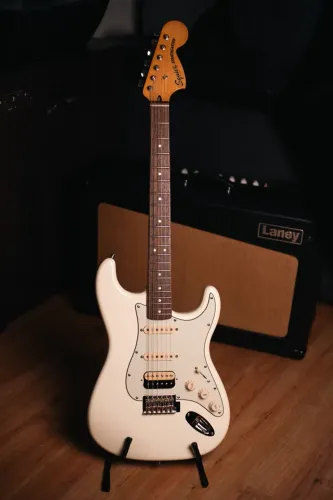 Fender Squier Classic Vibes 70s estado de nova com upgrades