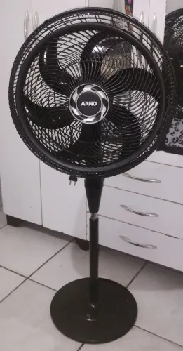 VENDO ESSE VENTILADOR ARNO 50 CM SEMI-NOVO DOIS EM UM DE MESA E COLUNA