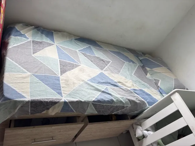 Cama de solteiro de madeira