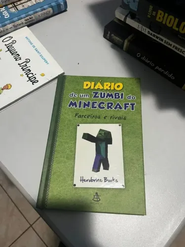 Livro Diário de um Zumbi do Minecraft - Parceiros e Rivais