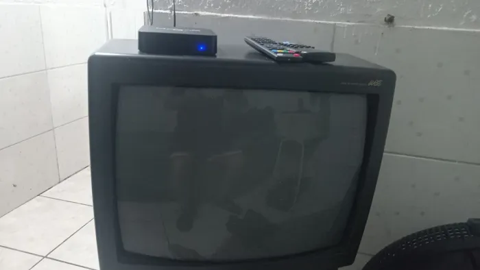TV DE TUBO COM APARELHO DE CANAIS LIBERADO