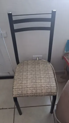 Mesa pequena com 4 cadeiras