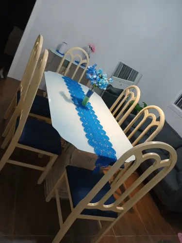 Lindo conjunto de mesa de jantar com 6 cadeiras de madeira reforçada, c/tampo de vidro.