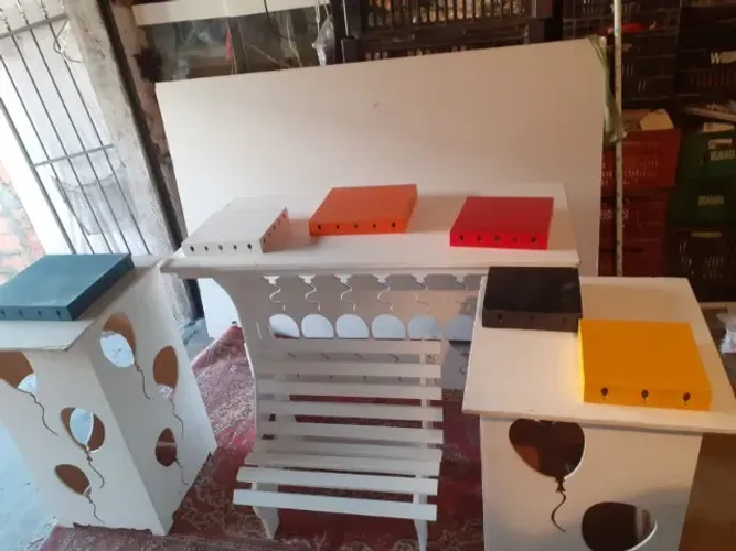 Conjunto de festa, mesa, coluna, banco com desenhos de balões, suporte para eles.