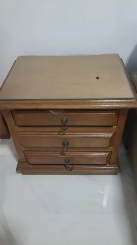 Mesa de cabeceira com vidro
