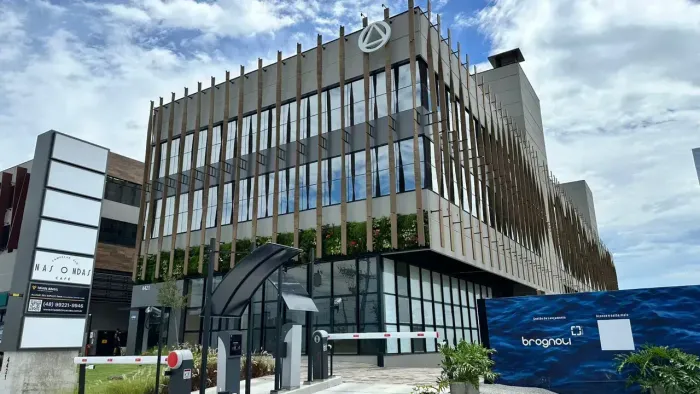 Vendo Consultórios médicos novos com garagem no sul da ilha