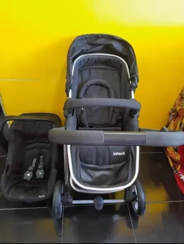 Venda de carrinho com bebê conforto