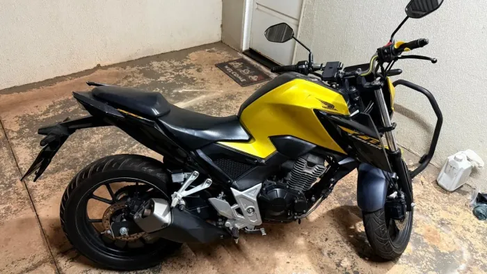 Moto CB300f Twitter 2024 Dourada Moto Para Pessoas Exigentes Manual
