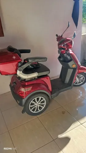 Triciclo semi novo