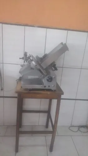 Máquina fatiadora de frios profissional elétrica industrial à venda.