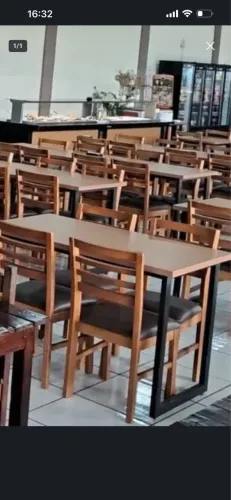 Mesas e cadeiras
