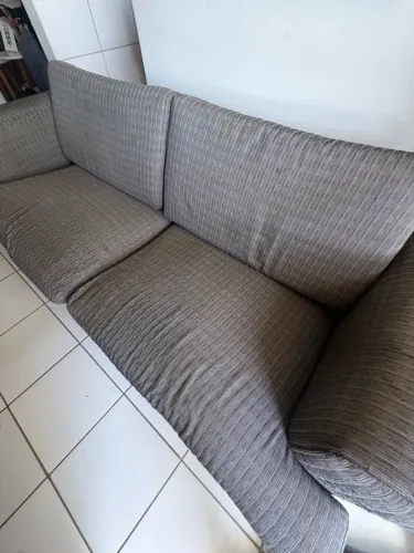 Sofá cinza confortável