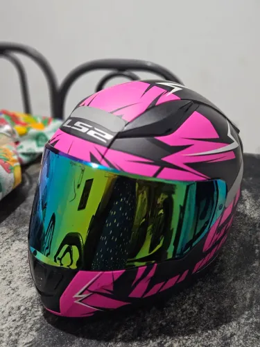 Capacete LS2 feminino.