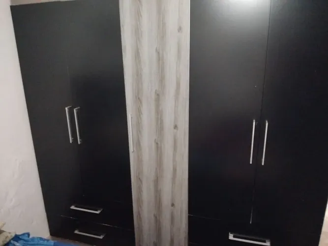 Vendo guarda roupa espaçoso 5 portas 4 gavetas grandes ideal pra quem busca espaço