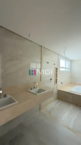 Apartamento espaçoso NOVO, com 04 suítes amplas, andar alto, 04 vagas, 2 escaninhos. OPORT