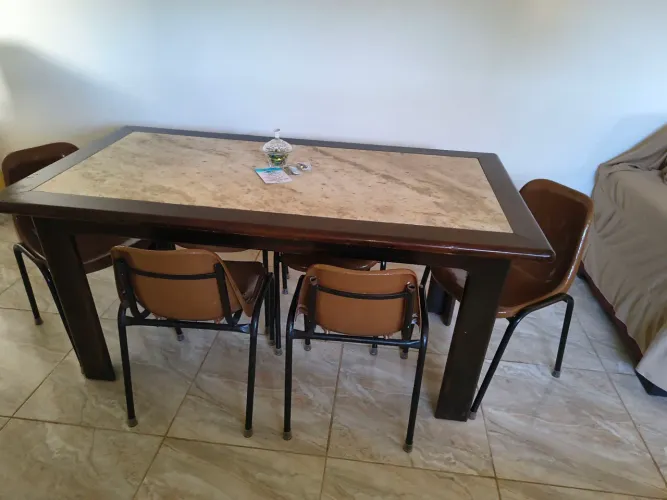 Mesa de madeira com tampo de mármore