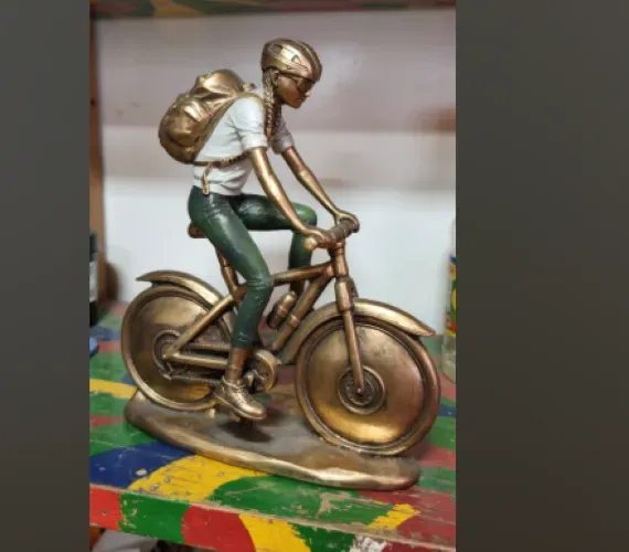 Escultura Decorativa Mulher Na Bicicleta Ciclista Resina 22cm