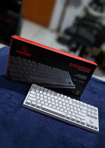 TECLADO GAMER MECÂNICO KROSS STRAFING KE-KG130 USB LED COLORIDO SWITCH AZUL BRANCO