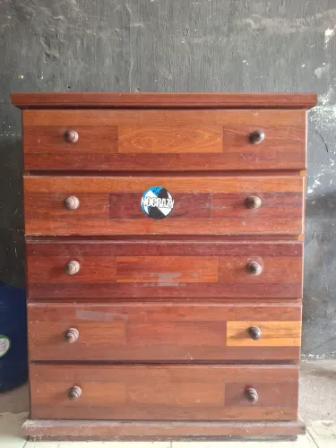 Vende-se cômoda de madeira em bom estado e conservada.