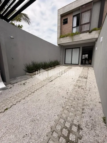 CASA COM 2 SUÍTES E PISCINA PRIVATIVA À VENDA EM MORRINHOS  BOMBINHAS