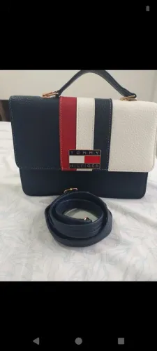 Bolsa ombro e mão