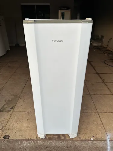 Geladeira Esmaltec 280 litros Semi nova (Entrego)