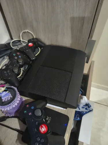 Vede-se PS3 funcionando +3 controles + 43 jogos baixados +2 lojas para baixar jogos grats