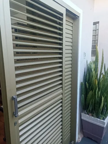 Vendo porta balcão com vidro e veneziana 