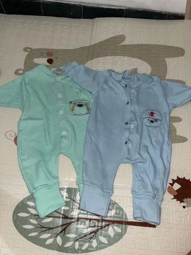 Kit com 2 Macacões de Bebê Tamanho P ?