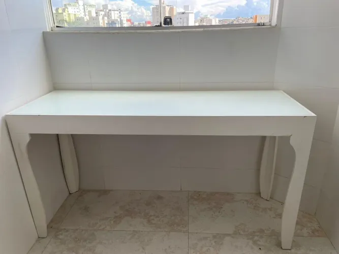 Mesa Branca Retangular com Tampo de Vidro