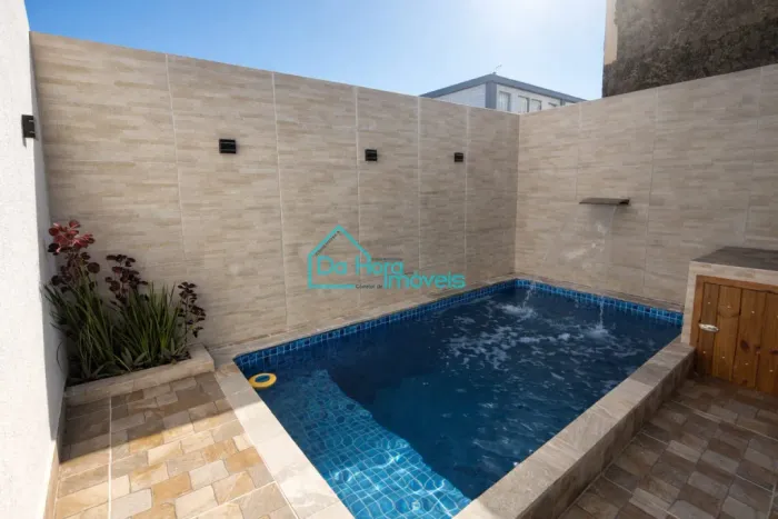 linda casa com 2 quartos sendo 1 suíte, 2 banheiros, piscina, 2 vagas de garagem a venda e
