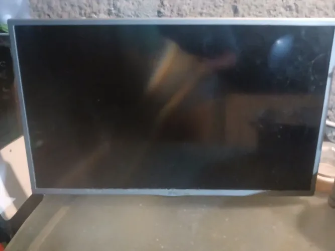 Lote 2 TVs 32" para Conserto ou Retirada de Peças (Com Som, Sem Imagem)