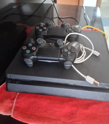 Ps4 Slim 1 Terrabyte, 2 controles originais, 2 jogos mídia digital.