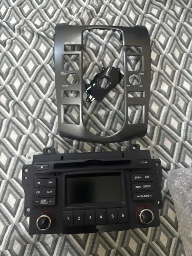 Som com moldura original do Cerato 2012