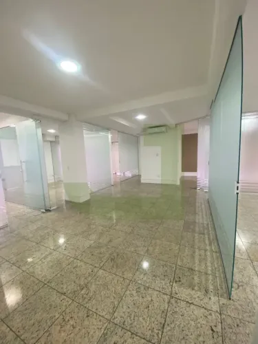 Sala comercial ampla com duas vagas de garagem no Centro de São Leopoldo.